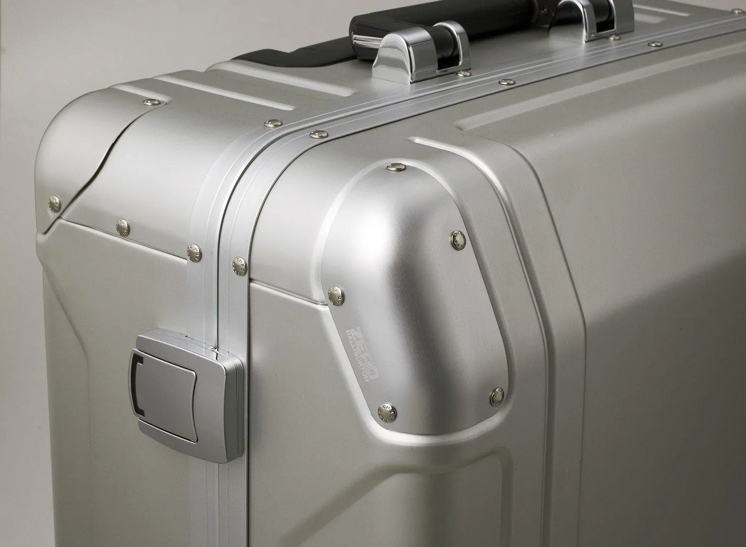 ZERO Halliburton Geo Aluminum 30" 4-Wheel Large Luggage