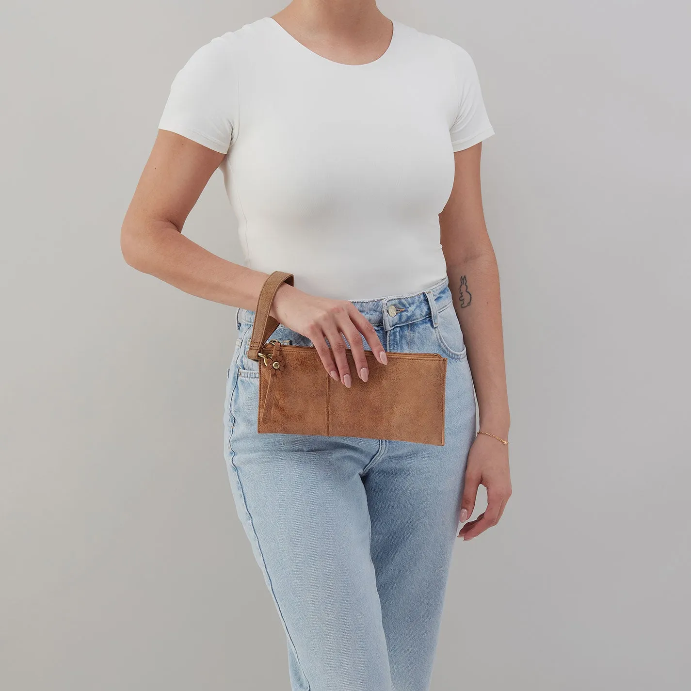 Vida Wristlet In Buffed Leather - Whiskey